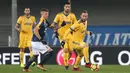 Striker Juventus, Gonzalo Higuain, menggring bola saat pertandingan melawan Hellas Verona pada laga Serie A, Italia, di Stadion Marc'Antonio Bentegodi, Sabtu,(30/12/2017). Juventus menang 3-1 atas Hellas Verona. (AP/Filippo Venezia)