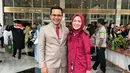 Saat mendampingi suami wisuda, wanita berusia 42 tahun itu tampil anggun dengan kebaya merah maroon lengkap dengan hijabnya. [Instagram/sahrulgunawanofficial]
