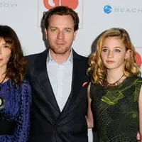 Esther McGregor sepertinya tak membiarkan sang ayah, Ewan McGregor, merasa tenang. (Czeshop.info)