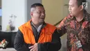 Bupati Mojokerto Mustofa Kamal Pasa dikawal petugas usai menjalani pemeriksaan perdana pasca penahanan kasus dugaan gratifikasi proyek pemasangan tower di Kabupaten Mojokerto di gedung KPK, Jakarta, Jumat (4/5). (Merdeka.com/Dwi Narwoko)