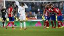 Pemain Real Madrid, Cristiano Ronaldo berjalan dianatara perayaan kemenangan para pemain Atletico Madrid usai kalah 0-1 pada Laga Lanjutan La Liga Spanyol pekan ke-26 di Stadion Santiago Bernabeu, Sabtu (27/2/2016) Malam WIB. (REUTERS/Sergio Perez)