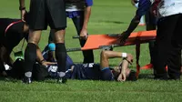 Pemain sayap Arema Cronus, Ahmad Nufiandani mengalami cedera saat laga melawan Persela Lamongan, Senin (18/7/2016) di Stadion Surajaya. (Bola.com/Fahrizal Arnas)