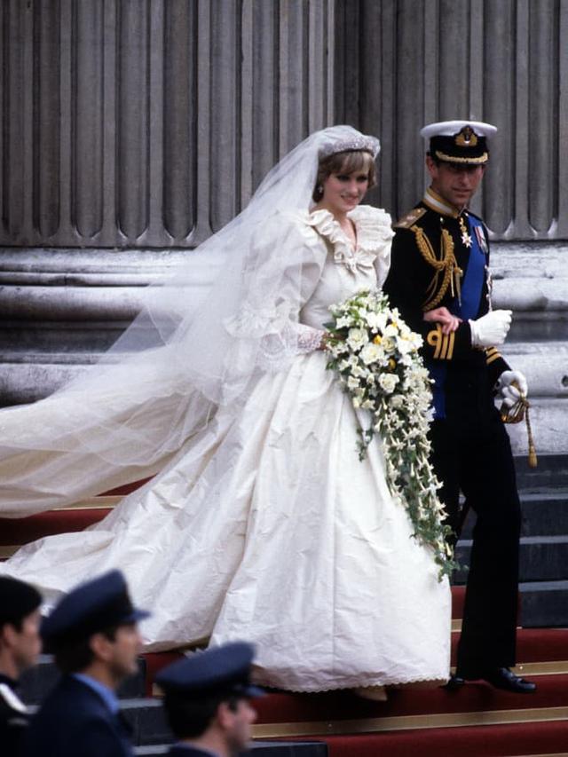 [Bintang] Penasaran dengan Gaun Pernikahan Meghan Markle, Intip Dulu Wedding Dress Pengantin Kerajaan Inggris dari Masa ke Masa