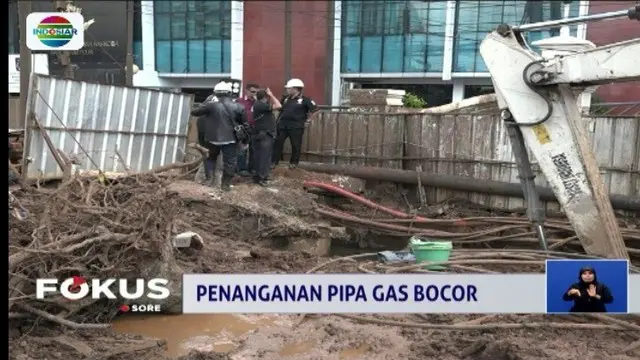 Kepolisian dan kontraktor proyek LRT pada Kamis siang, melakukan investigasi bocornya pipa gas untuk kedua kalinya di Cawang, Jakarta Timur.