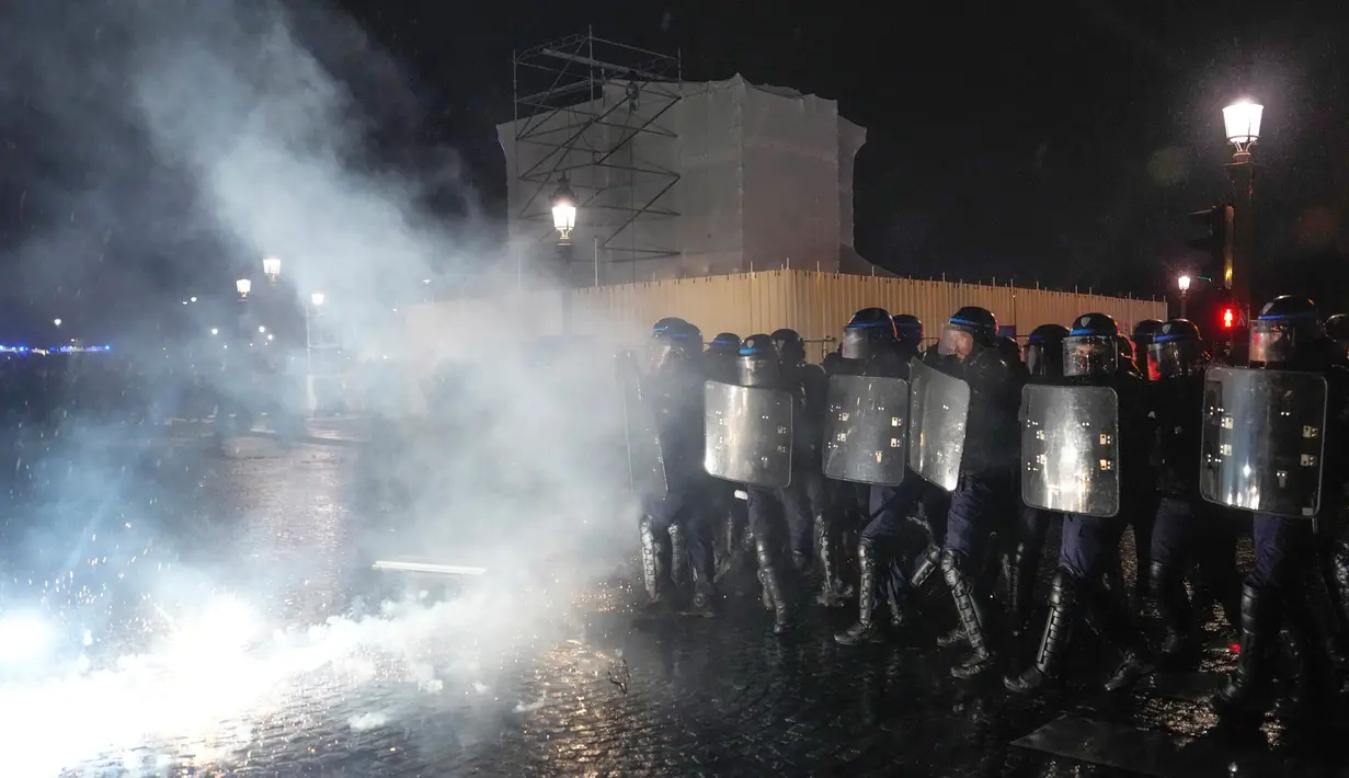 Kerusuhan membuat jalanan dipenuhi gas air mata yang digunakan oleh polisi untuk mengatasi kekacauan massa saat pengunjuk rasa. (AP Photo/Lewis Joly)