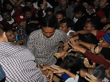  Ditemani rintik hujan, Calon Presiden Joko Widodo menyambangi lapangan Tega Lega, Bandung temui para relawan (Liputan6.com/Herman zakharia).