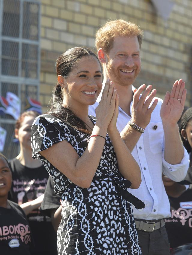 Meghan Markle dan Pangeran Harry dalam lawatan ke Afrika  (Courtney Africa / Africa News Agency via AP, Pool)