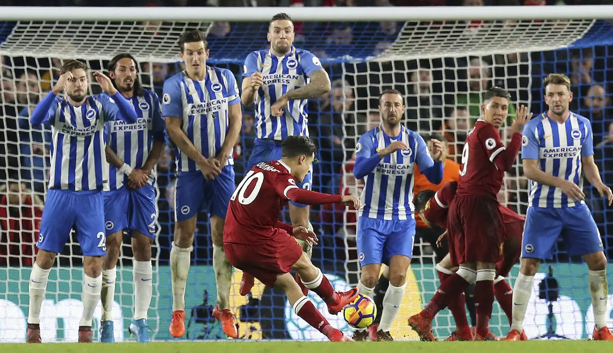 Pemain Liverpool, Philippe Coutinho saat mencetak gol lewat tendangan bebas ke gawang Brighton pada laga Premier League pekan ke-15 di di American Express Community Stadium, Brighton, (2/12/2017). Liverpool menang telak 5-1. (Gareth Fuller/PA via AP)