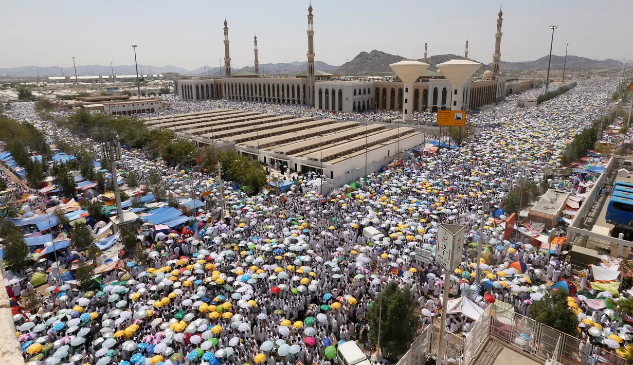 Jutaan jemaah haji berjalan kaki meninggalkan Masjid Namira, Padang Arafah usai melaksanakan salat dekat kota suci Mekkah (11/09). Mereka singgah untuk melaksanakan salat Dzuhur dan Ashar jama’ qashar.(REUTERS/Ahmed Jadallah)