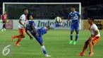 Pemain tengah Persib, Firman Utina (tengah) mencoba menguasai bola saat laga melawan PBFC di leg kedua Perdelapan Final Piala Presiden 2015 di Stadion Si Jalak Harupat, Bandung, Sabtu (26/9/2015). Persib unggul 2-1. (Liputan6.com/Helmi Fithriansyah)