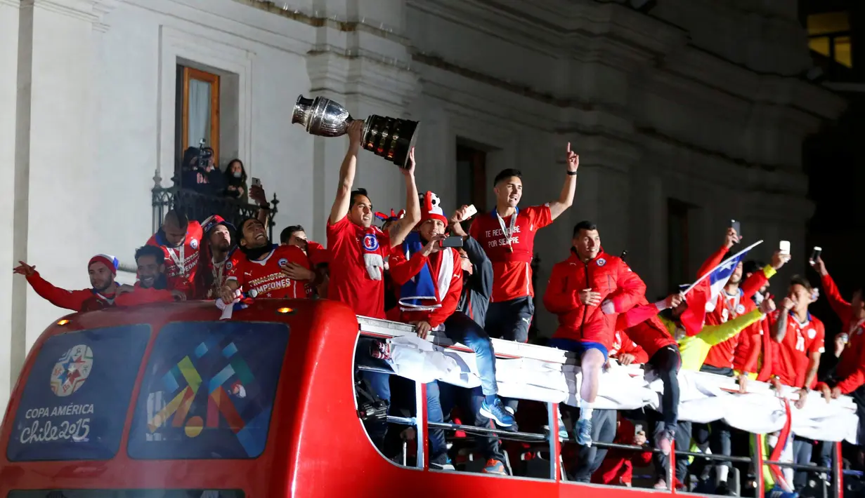 Pemain Cile saat tiba di Istana Presiden setelah diarak dengan bus terbuka. (REUTERS/Mariana Bazo)