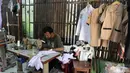 Pekerja menyelesaikan produksi seragam sekolah di rumah ronveksi Fia Busana Sawangan Depok, Jawa Barat, Rabu (08/07/2026). (KLY/ Arie Basuki)