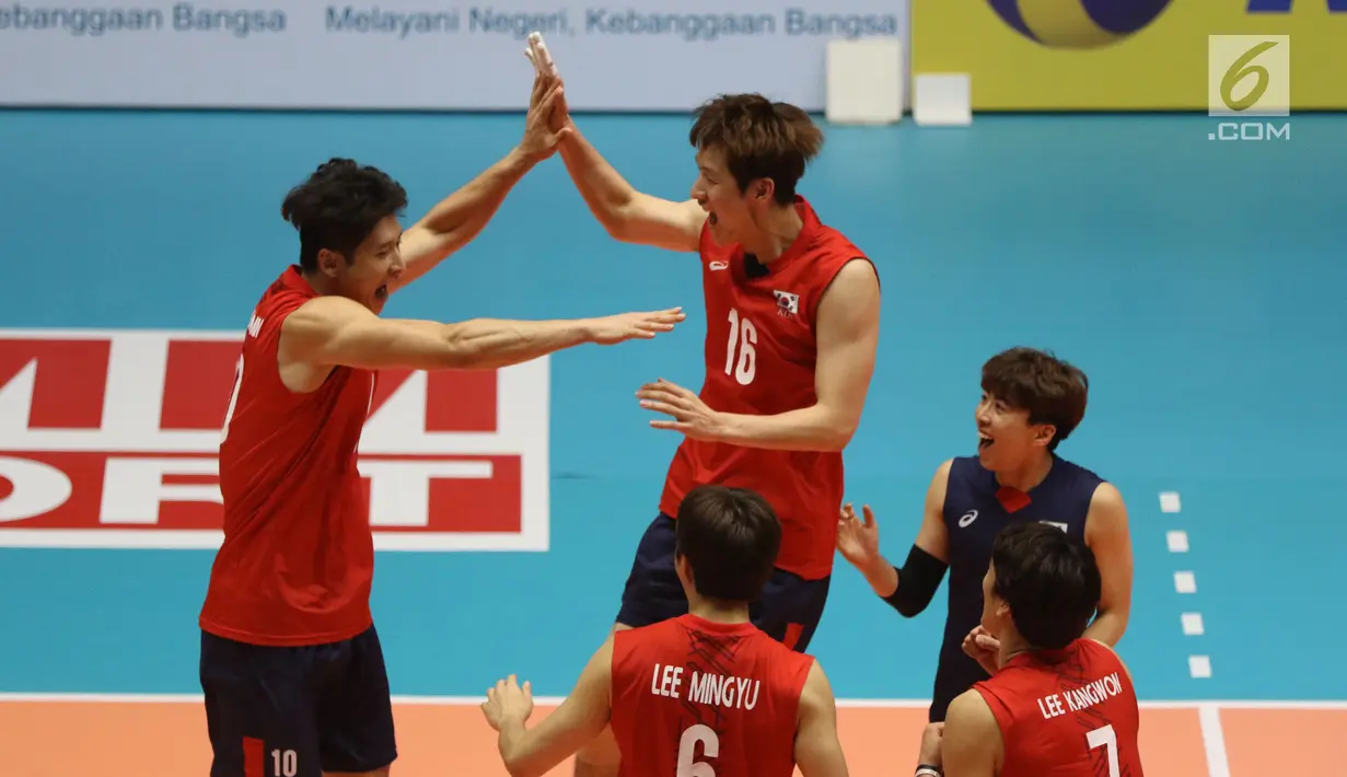 Pemain Timnas voli putra Korea Selatan merayakan poin saat melawan Kazakhstan pada 8 besar grup E Kejuaraan Voli Asia 2017 di GOR Tri Dharma, Gresik, Sabtu (29/7). Korea Selatan unggul 3-1 (25-18, 23-25, 25-23, 25-13). (Liputan6.com/Helmi Fithriansyah)