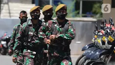 Tentara berjaga di area Polda Metro Jaya, Selasa (1/12/2020). Muhamad Rizieq Shihab bersama menantunya Hanif Alatas dipanggil penyidik Polda Metro Jaya untuk diperiksa sebagai saksi dalam kasus kerumunan di Petamburan. (Liputan6.com/Herman Zakharia)