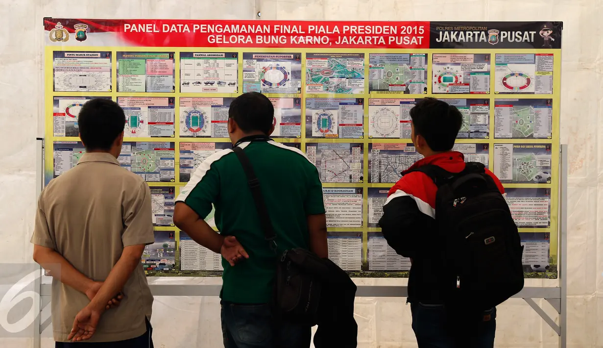 Warga memperhatikan panel data pengamanan final Piala Presiden 2015 yang akan berlangsung di SUGBK, Jakarta, Sabtu (18/10/2015). Final Piala Presiden 2015 akan mempertemukan Sriwijaya FC dengan Persib Bandung. (Liputan6.com/Yoppy Renato)