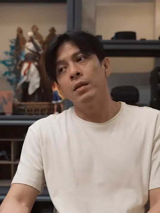 Punya penggemar lintas generasi tentu tak bisa menampik fakta sosok Ariel Noah kini sudah beranja dari kepala empat. Tak heran kerutan di wajah jadi hal biasa. (Liputan6.com/IG/@arielnoah)