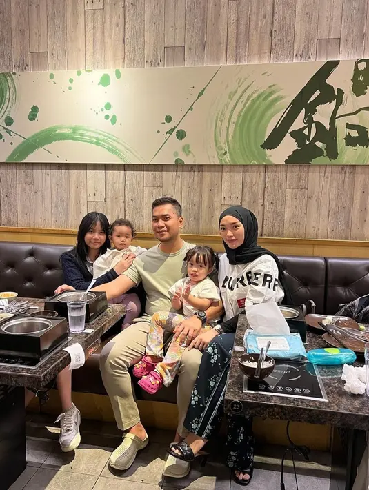 Pergi makan bersama keluarga kecilnya, Zaskia Gotik cantik dengan mengenakan hijab. Pakainnya kala itu terlihat simple