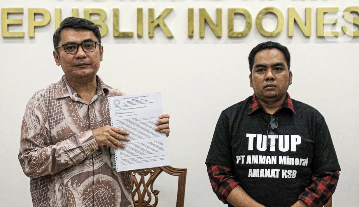 Anggota Komnas HAM menerima laporan dari perwakilan Aliansi Masyarakat Anti Mafia Tambang di Kantor Komnas HAM, Menteng, Jakarta Pusat, Kamis (24/11/2022). Kedatangan mereka untuk menyampaikan laporan pengaduan dan audiensi pada anggota Komnas HAM terkait beberapa dugaan tindakan pelanggaran hak asasi manusia yang dilakukan oleh PT Amman Mineral. (Liputan6.com/Faizal Fanani)
