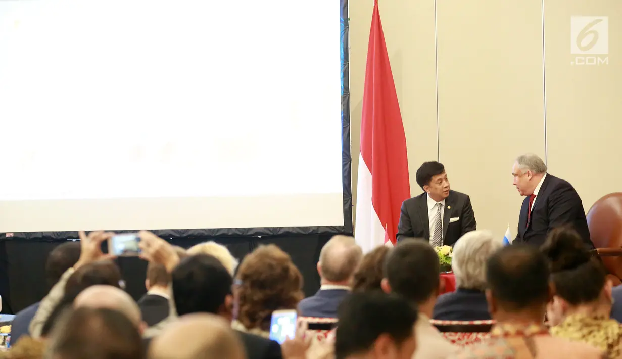 Ketua Kadin Komite Rusia Didit Ratam dan Ketua Kadin Rusia Indonesia Mikhail Karitsya berbincang pada pertemuan antara delegasi Expocentre dengan para pelaku ekonomi Indonesia di Mega Kuningan, Jakarta, Selasa (12/3). (Liputan6.com/Fery Pradolo)