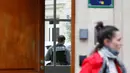 Seorang polisi berdiri di luar kantor Google di Paris, Prancis, Selasa (24/5). Perusahaan raksasa internet ini dituduh mengemplang pajak sehingga berhutang sebesar 1,6 miliar Euro (sekitar Rp18,3 triliun) kepada pemerintah Prancis (MATTHIEU ALEXANDRE/AFP)