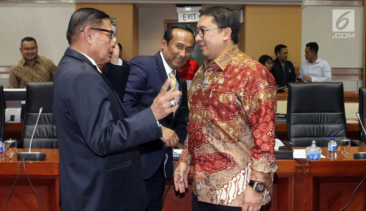 Wakil Ketua DPR Fadli Zon (kanan) berbincang dengan anggota Komisi I DPR Asril Hamzah (kiri) usai pergantian pimpinan DPR, Jakarta, Rabu (4/4). Pimpinan DPR melantik Satya Widya Yudha sebagai Wakil Ketua Komisi I DPR. (Liputan6.com/Johan Tallo)