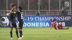 Pemain tengah Timnas Indonesia U-19, M Luthfi Baharsyah (kanan) terduduk usai kalah melawan Jepang U-19 pada perempat final Piala AFC U-19 2018 di Stadion GBK, Jakarta, Minggu (28/10). Indonesia kalah 0-2. (Liputan6.com/Helmi Fithriansyah)