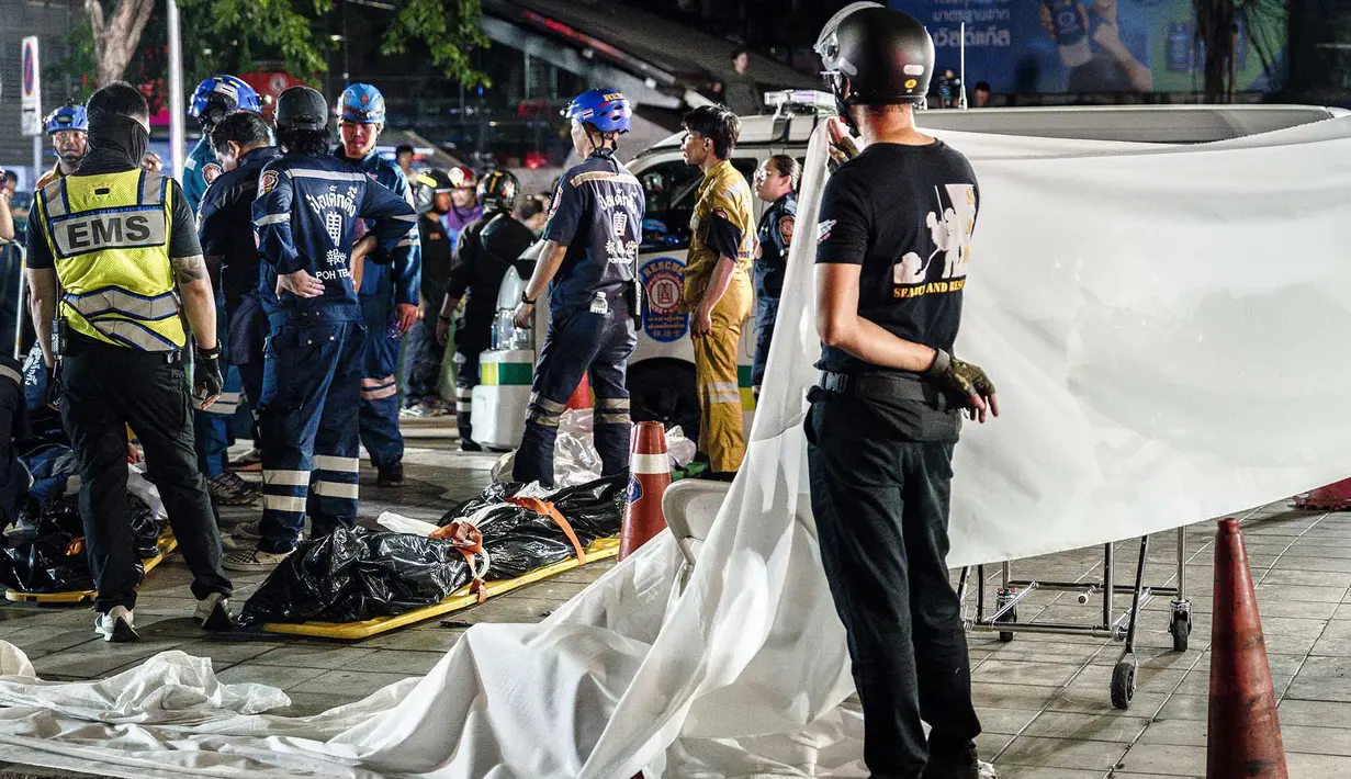 Petugas darurat bersiap menempatkan jenazah korban ke dalam ambulans setelah kebakaran di bar Rong Beer Na Lat Phrao di Bangkok, Thailand, Senin, 13 Juli 2026. (AFP/ Chanakarn Laosarakham)