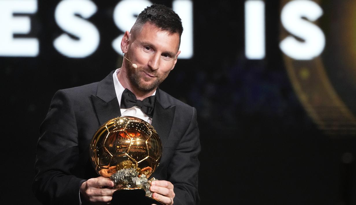 Superstar Inter Miami dan Argentina, Lionel Messi, menerima trofi Ballon d'Or 2023 pada acara malam penganugerahan yang digelar di Theatre du Chatelet, Paris, Selasa (31/10/2023) dini hari WIB. (AP Photo/Michel Euler)