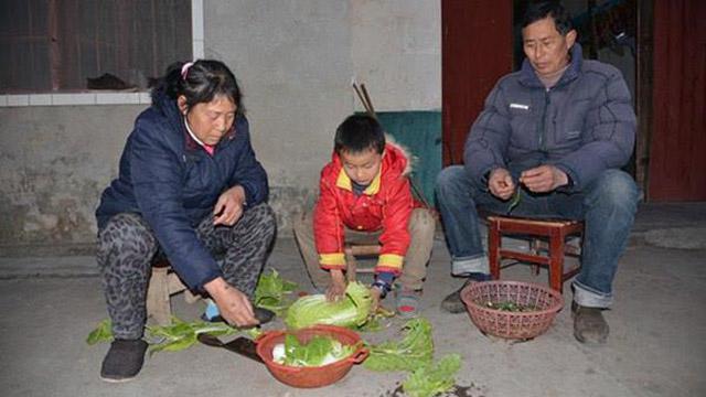 Song bersama ayah dan juga neneknya | Photo: Copyright shanghaiist.com