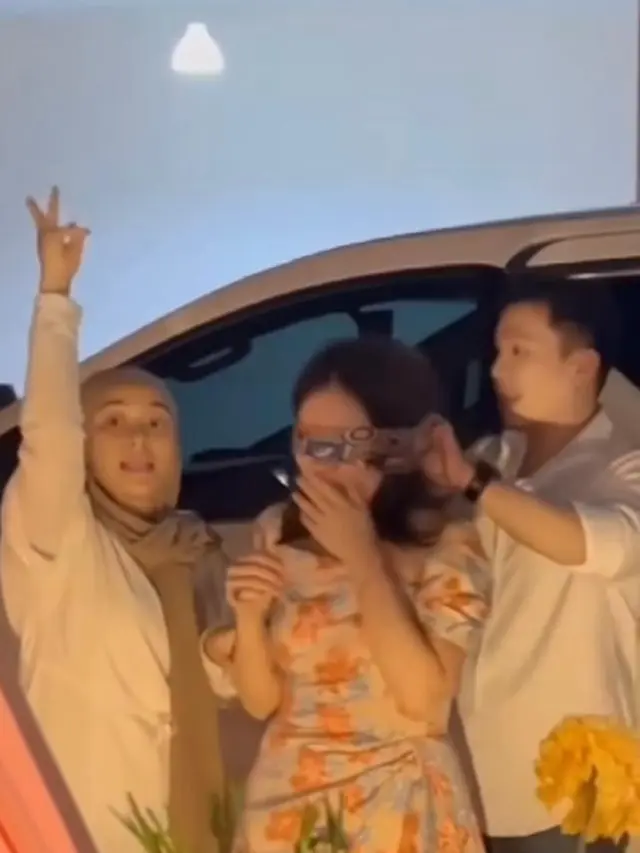 Dapat Kejutan dari Jordi Onsu, Intip 7 Gaya Ayu Ting Ting Berbalut Dress Floral Rayakan Ulang Tahun ke-30