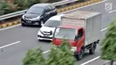 Sejumlah truk melintas di ruas Tol Dalam Kota Cawang-Pluit, Jakarta, Rabu (8/8). Untuk ruas Tol Cawang-Tomang-Pluit dan Tol Tomang-Kembangan, truk dilarang melintas mulai pukul 05.00-22.00 WIB. (Merdeka.com/Iqbal S. Nugroho)