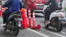 Kondisi stick cone pembatas jalur sepeda di Kawasan Jalan Penjernihan Jakarta, Sabtu (10/12/2022). Keadaan stick cone untuk pembatas jalur sepeda tersebut terlihat sudah rusak dan tidak terpasang dengan benar. (Liputan6.com/Angga Yuniar)