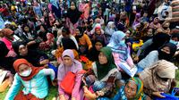 Antrean warga yang menunggu giliran mereka saat penyaluran bantuan langsung tunai (BLT) Kemensos di Kecamatan Ciseeng, Bogor, Jawa Barat, Senin (28/11/2022). Setiap Keluarga Penerima Manfaat (KPM) mendapat BLT BBM sebesar Rp300ribu, Sembako Rp600 ribu dan bantuan PKH (Program Keluarga Harapan) sebesar Rp600 ribu. (merdeka.com/Arie Basuki)