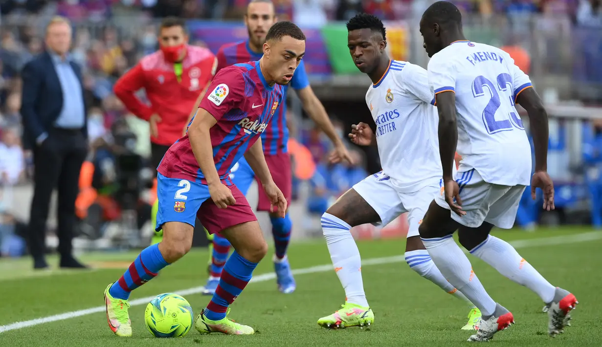 Barcelona memperoleh peluang pertamanya pada menit ke-25. Tembakan Sergino Dest dari jarak dekat usai menerima umpan Ansu fati masih melayang di atas mistar. (AFP/Lluis Gene)