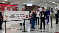 Dubes Heri berfoto dengan Ketua Komite Olimpiade Indonesia (NOC Indonesia) Raja Sapta Oktohari, saat menyambut kedatangan 13 Atlet Indonesia untuk Olimpiade Tokyo di Bandara Narita Tokyo Jepang. Foto KBRI Tokyo