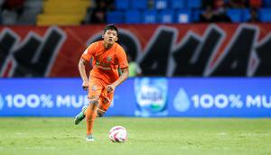 Pemain Borneo FC, Muhammad Alfharezzi Buffon menguasai bola saat menghadapi Madura United pada laga leg kedua semifinal Championship Series BRI Liga 1 2023/2024 di Stadion Batakan, Balikpapan, Kalimantan Timur, Minggu (19/5/2024). (Bola.com/Bagaskara Lazuardi)