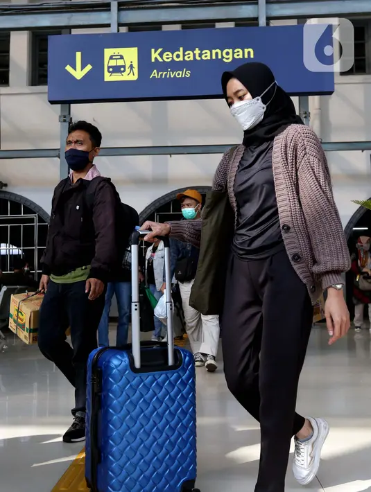 Suasana depan pintu kedatangan Stasiun Pasar Senen, Jakarta, Selasa (18/5/2021). Seiring berakhirnya masa pelarangan mudik Lebaran 2021 pada Senin (17/5) kemarin, Stasiun Pasar Senen kembali beroperasi melayani keberangkatan dan kedatangan penumpang KA Jarak Jauh. (Liputan6.com/Helmi Fithriansyah)