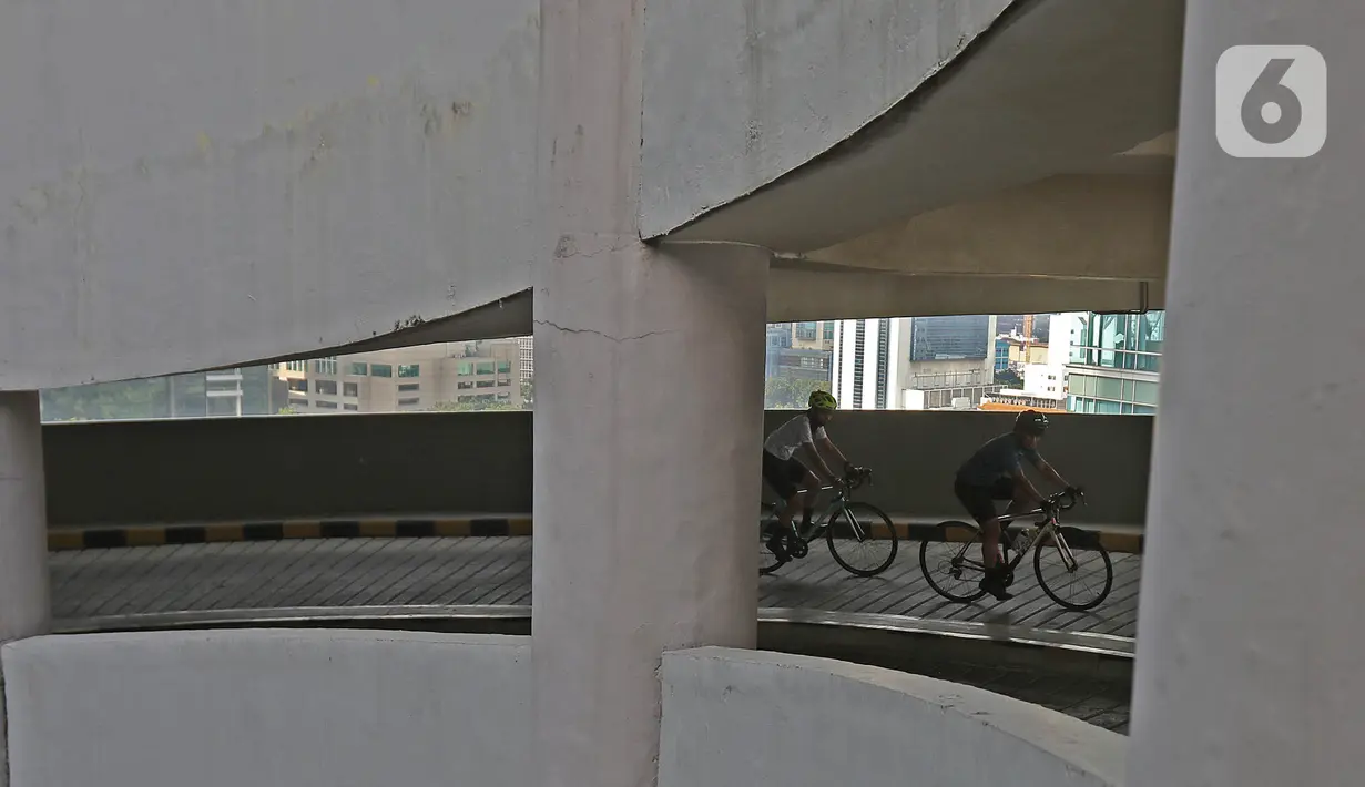 Warga mengayuh sepedanya di rampa spiral gedung parkir pusat perbelanjaan Kuningan City, Jakarta, Minggu (22/10/2020). Kegiatan tersebut juga bertujuan untuk meningkatkan animo masyarakat untuk berkunjung ke pusat perbelanjaan. (Liputan6.com/Herman Zakharia)