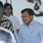 Wakil Presiden RI, Jusuf Kalla tiba untuk menyaksikan penandatanganan kesepakatan bersama antara PMI dan BPOM di Jakarta, Senin (20/11). Kepala BPOM juga menyerahkan sertifikat cara pembuatan obat yang baik kepada PMI. (Liputan6.com/Helmi Fithriansyah)