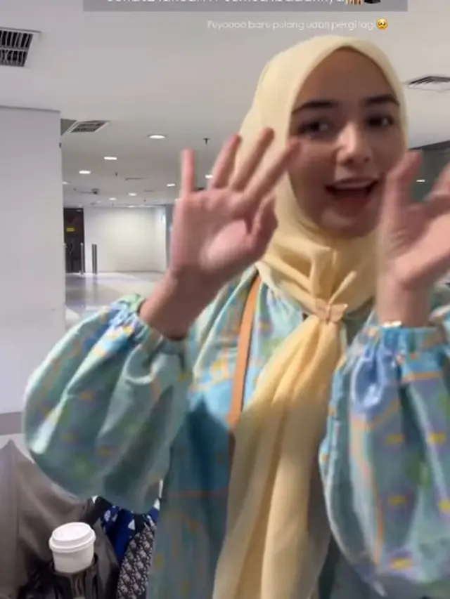 Citra Kirana Pakai Gamis Biru saat Berangkat Umrah (Foto: Instagram @citraciki)