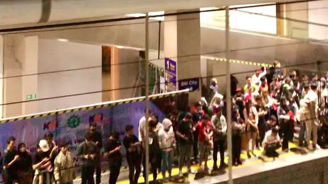 Beberapa orang terpaksa pulang lebih dari pukul 02.00 WIB, menunggu kereta di Stasiun BNI City