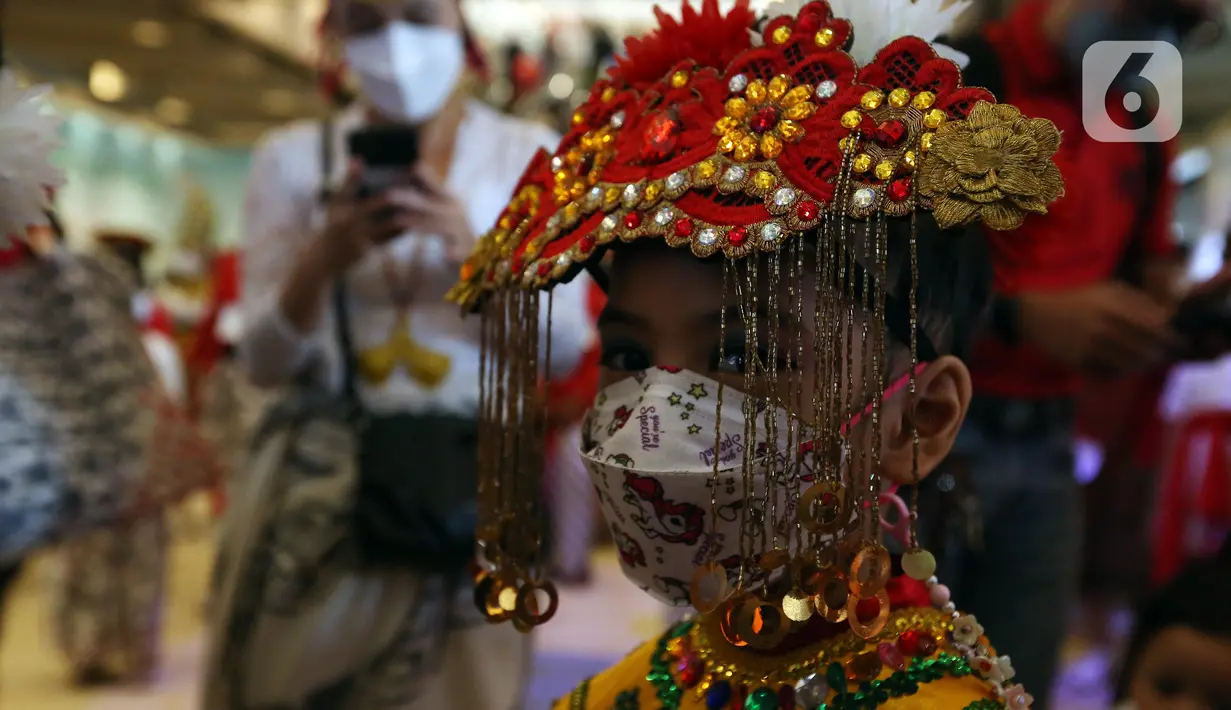 Seorang penari dari Yayasan Belantara Budaya Indonesia ikut serta melakukan flashmob tarian daerah dalam acara bertemakan "Tunjukkan Indonesiamu" di Jakarta, Rabu (17/8/2022). Sebanyak 277 penari berkebaya merah putih menampilkan 17 tarian daerah yang bertujuan untuk  memperingati Hari Kemerdekaan ke-77 RI sekaligus sebagai bentuk gerakan dukungan Kebaya Goes to UNESCO.  (Liputan6.com/Johan Tallo)