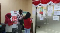 Penutupan pelayanan Disdukcapil di Baleka II Depok karena terdapat satu pegawai terkonfirmasi positif Covid-19 dan di rawat di RSUD Kota Depok. (Liputan6/Dicky Agung)