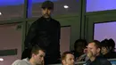 Pelatih Manchester City, Pep Guardiola menuju tribun penonton untuk melihat timnya melawan Olympique Lyon pada Grup F Liga Champions di Stadion Etihad, Rabu (19/9).  Man City secara mengejutkan kandas di kandang sendiri dengan skor 1-2 (AFP/Oli SCARFF)