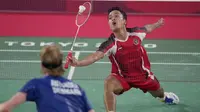 Pebulutangkis Indonesia Anthony Sinisuka Ginting saat bertanding melawan Anders Antonsen dari Denmark pada perempat final tunggal putra Badminton Olimpiade Tokyo 2020 di Tokyo, Jepang, Sabtu (31/7/2021). Anthony  Ginting menang atas Antonsen 21-18, 15-21, 21-18. (AP Photo/Dita Alangkara)