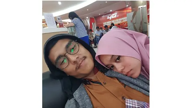 Bagi yang belum tahu, mungkin akan mengira Lesty dan Beni adalah sepasang kekasih.
