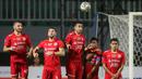 Sejumlah pemain Persija Jakarta berusaha menghalau bola saat melawan Persela Lamongan dalam laga pekan ke-4 BRI Liga 1 2021/2022 di Stadion Pakansari, Bogor, Jumat (24/09/2021). Persija menang 2-1. (Bola.com/Bagaskara Lazuardi)