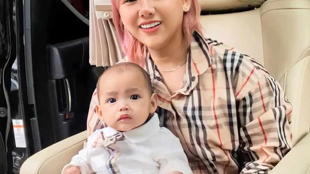 Mengaku Pernah Suntik Hormon, Ini Sederet Potret Cantik Evelyn Nada Anjani Momong Putri Angkat