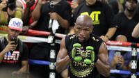 Petinju Floyd Mayweather Jr melakukan latihan di Mayweather Boxing Club, Las Vegas, Nevada (10/8). Pertarungan bertajuk “Fight of the Year” tersebut dijadwalkan bakal berlangsung di T-Mobile Arena, Las Vegas. (AFP Photo/John Gurzinski)
