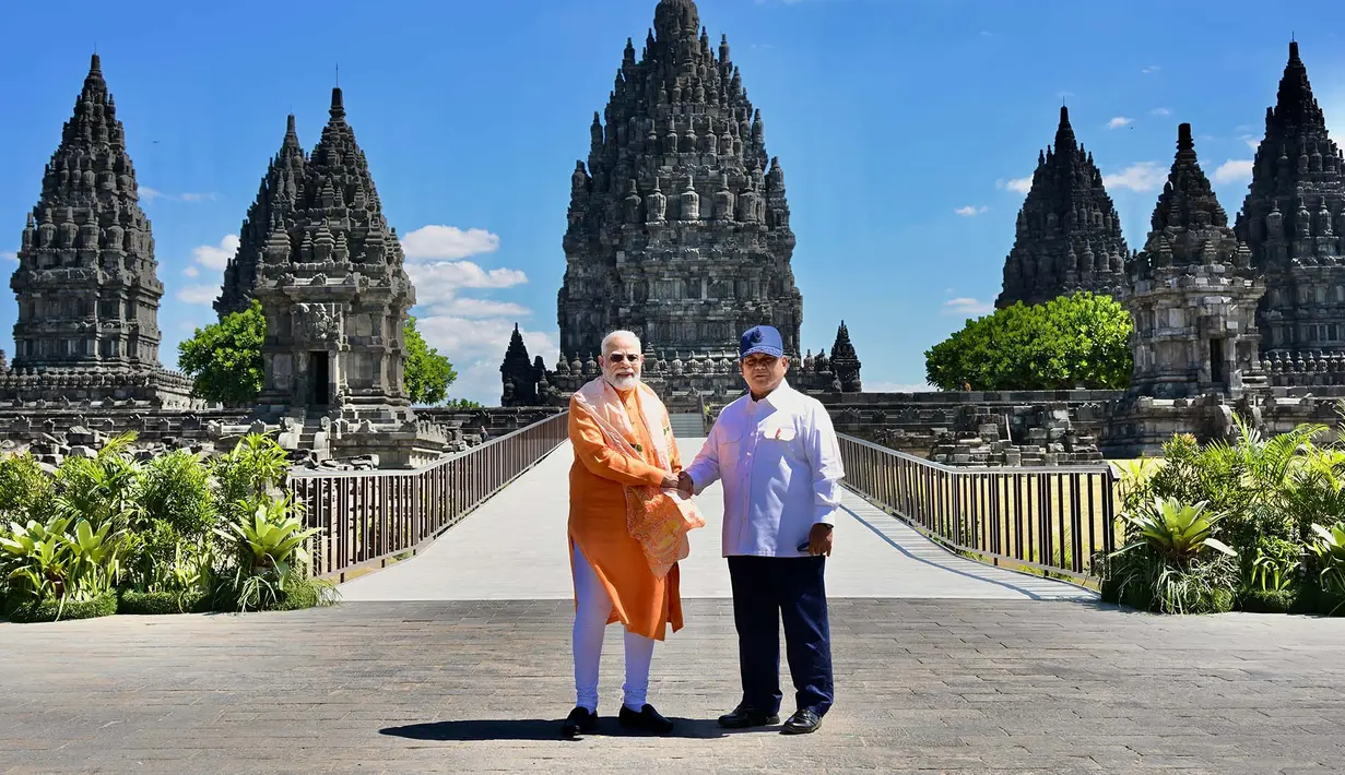 Presiden Prabowo Subianto berjabat tangan dengan  Perdana Menteri India Narendra Modi saat kunjungan mereka di Candi Prambanan, Yogyakarta, Indonesia, Rabu, 8 Juli 2026. (AP/ Sekretariat Presiden Indonesia/ Rusman)